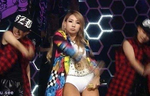 韩国女星CL舞台装尺度大 下衣失踪只穿内裤登台-第1张图片-梦月快巴