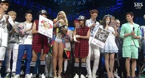韩国女星CL舞台装尺度大 下衣失踪只穿内裤登台-第3张图片-梦月快巴