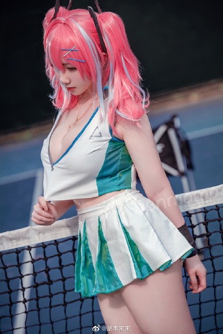 碧蓝航线布莱默顿cosplay：赶紧找把阳伞帮我遮一下吧，不然我真的要热死了